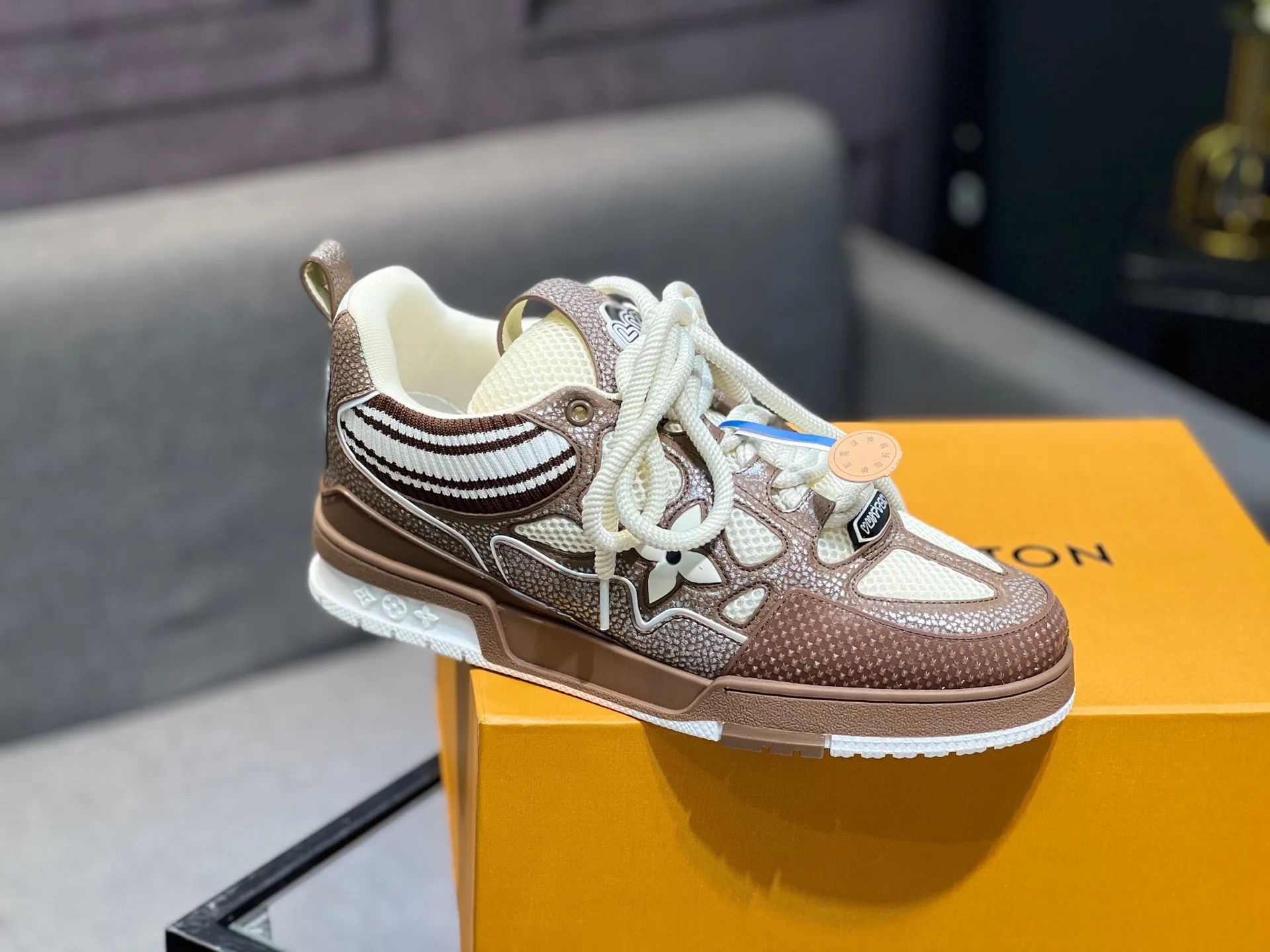 Men's men's shoes💰800 LV top version Jigglypuff new model Purchasing quality LV~Louis Vuitton LV TRAINER's best-looking sneakers, Donkey Brand strongly recommends new products, official website limited edition retro basketball sneakers! Both high-top and low-top models spent money to purchase 1:1 accurate reproductions of the originals. The details are invincible and full of sincerity. The imported custom-made original cowhide leather is the same as the original package. The details are 100% restored. The private model customizes the original one-piece TPU outsole. It is different from other brands. Without the original version, this effect cannot be achieved!                Men's and women's models 35-40 39-45 (46 is custom-made and cannot be returned or exchanged)